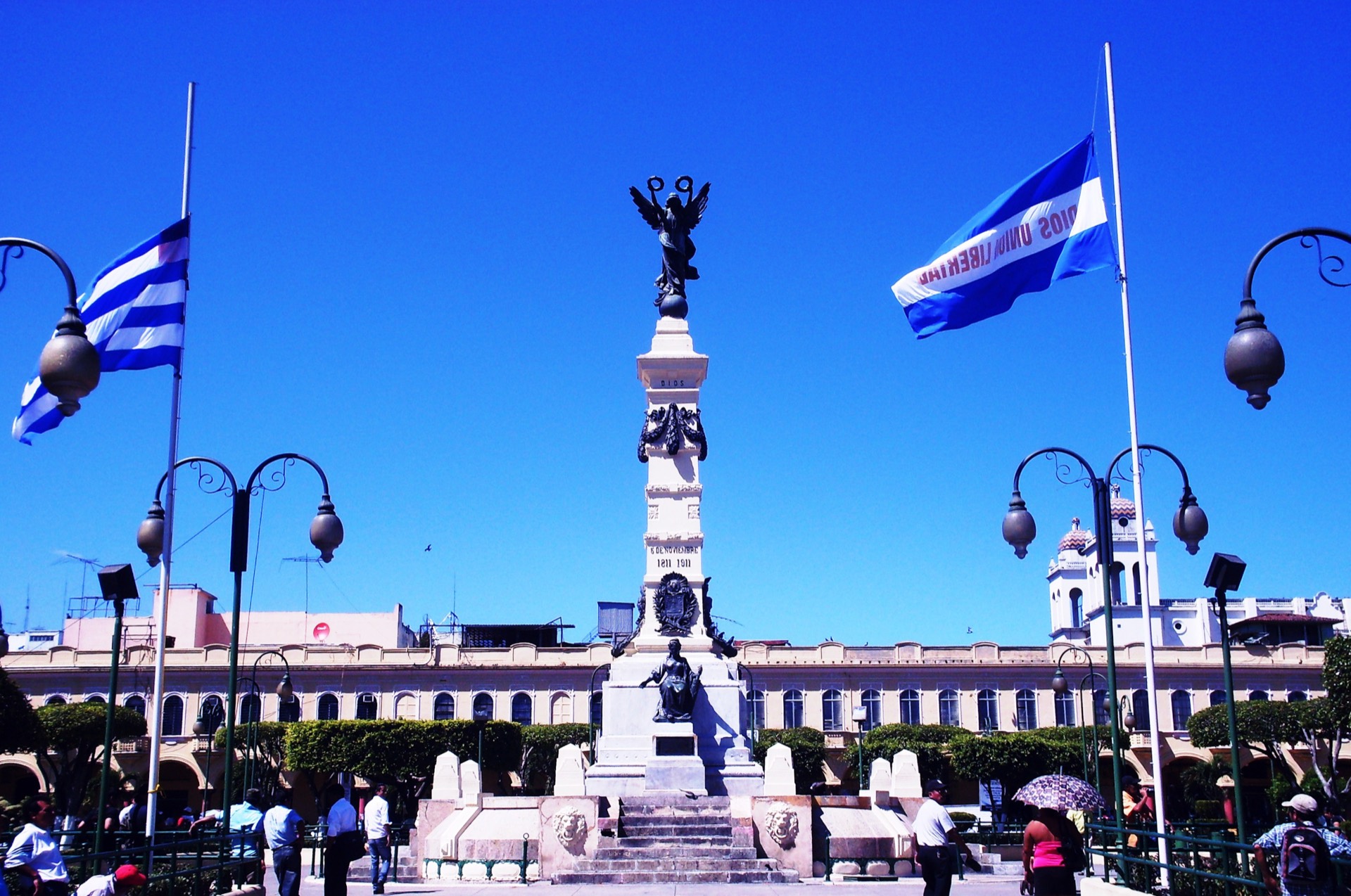 Plaza Libertad de San Salvador con banderas de El Salvador ondeando al sol